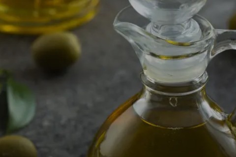 O Ministério da Agricultura e Pecuária (Mapa) divulgou, nesta sexta-feira (6), um alerta para o risco que a ingestão de oito marcas de azeite de oliva já desclassificadas por fraude representa para a saúde dos consumidores.