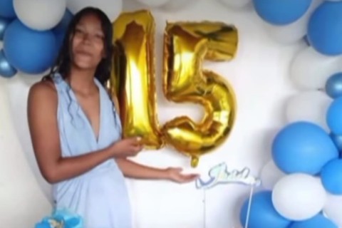 ADOLESCENTE SAI DO BANHO  PISA EM TOMADA E LEVA CHOQUE MORTAL