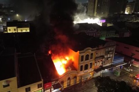 Fogo começou na Lin Lin Festas, no bairro de São José, e se espalhou; segundo lojistas, região estava sem energia desde quinta-feira