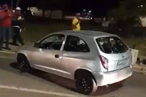 REVOLTADA, MÃE DESTROI O PRÓPRIO CARRO COM UMA BARRA DE FERRO APÓS FILHO SER PARADO EM BLITZ EM PETROLINA